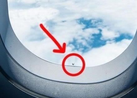 rupa na prozoru aviona