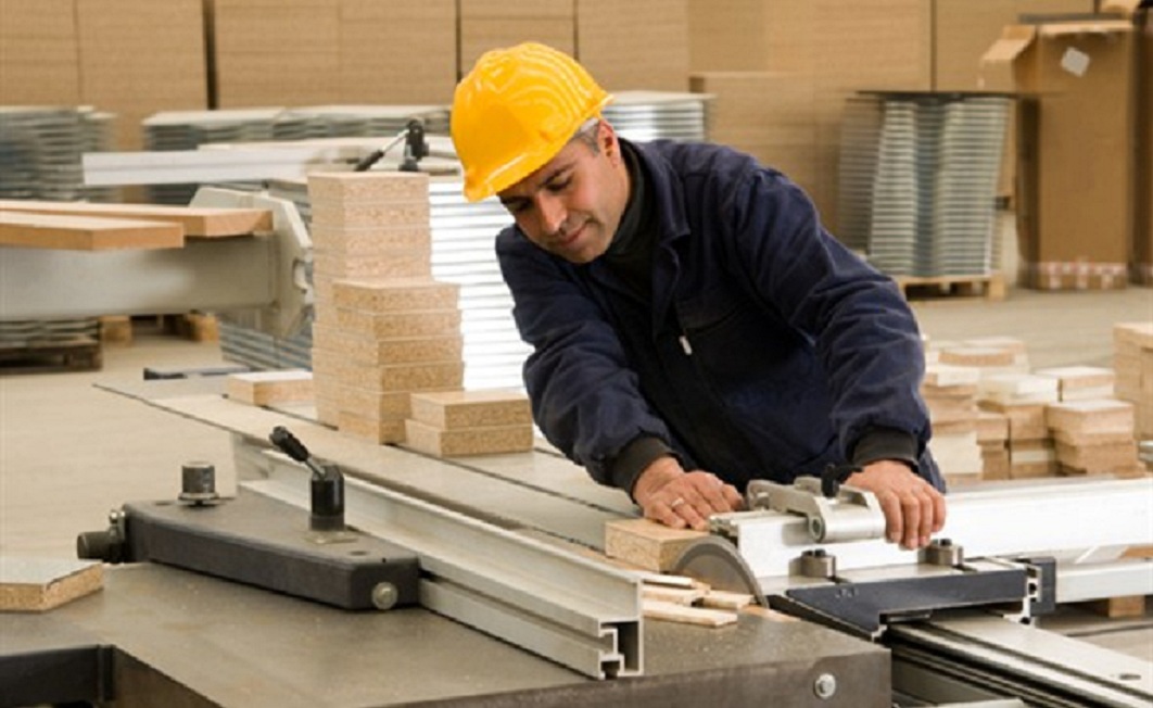 Grundlæggende sikkerhedsforskrifter ved arbejde på træbearbejdningsmaskiner og i arbejdsrum