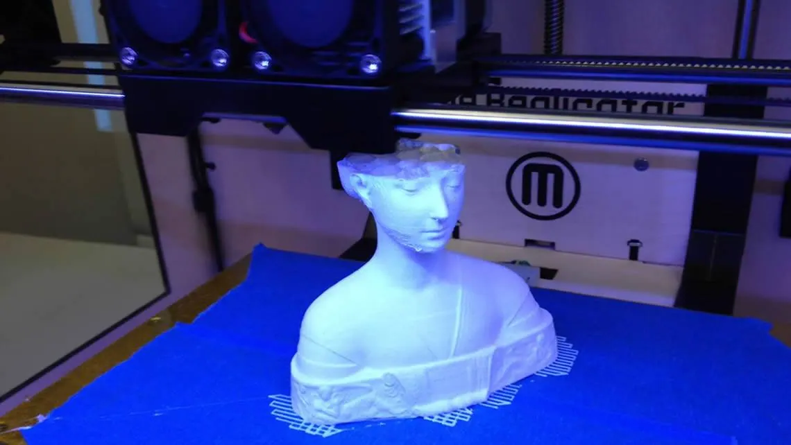 3D-presilo kreas malgrandan skulptan tavolon post tavolo