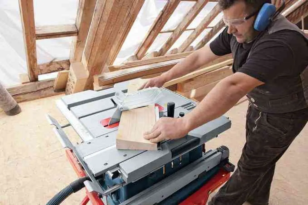Máquina para taladrar y profundizar madera del archivo histórico