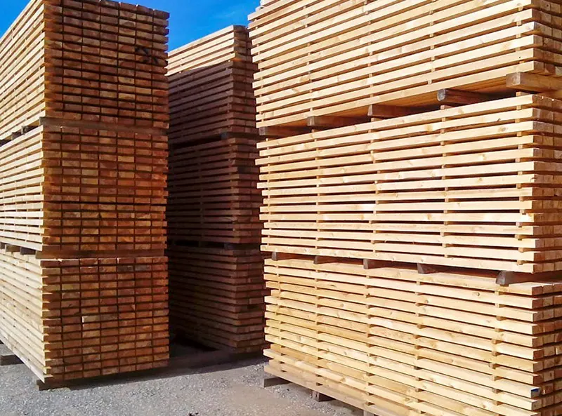 Compuestos de madera aserrada apilados al aire libre