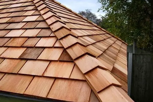 El techo cubierto con tejas de madera del archivo histórico