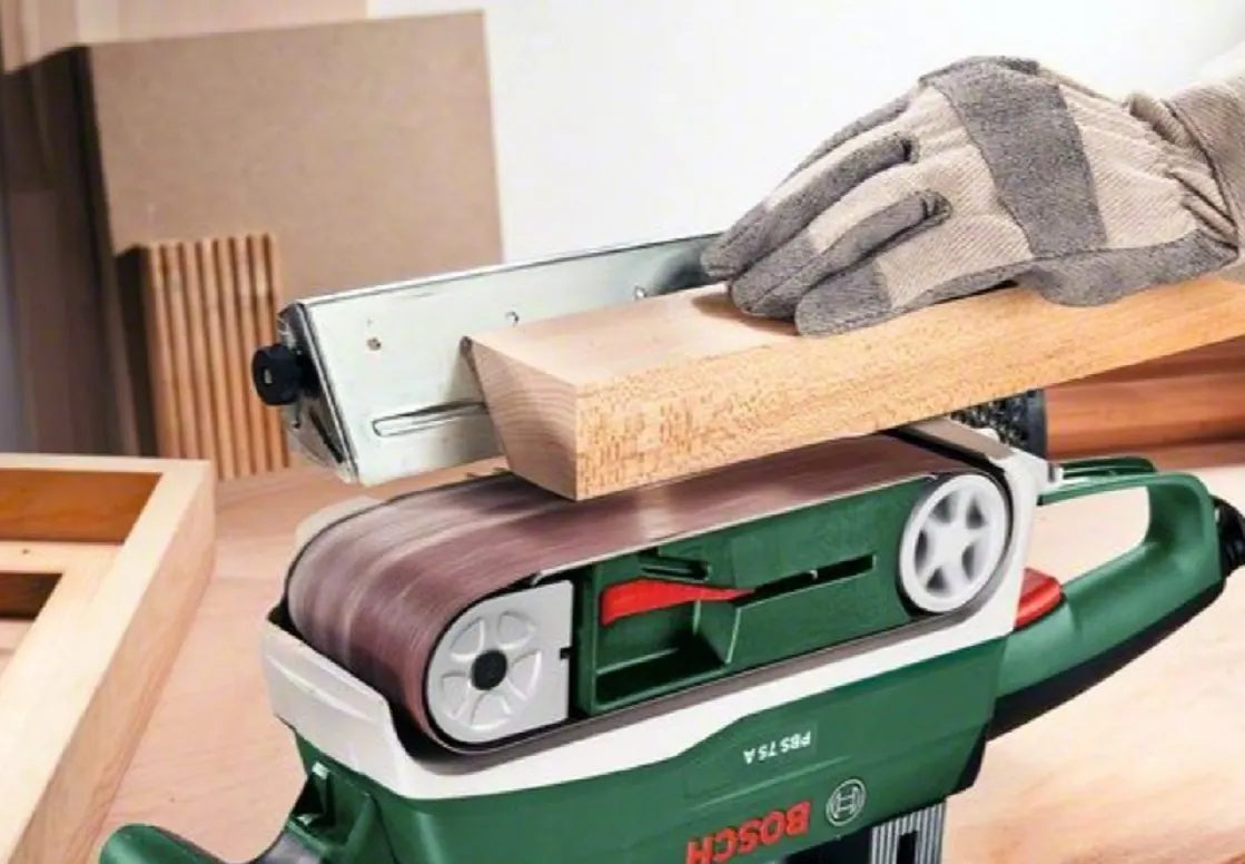 Lijado de un elemento de madera en una lijadora de banda