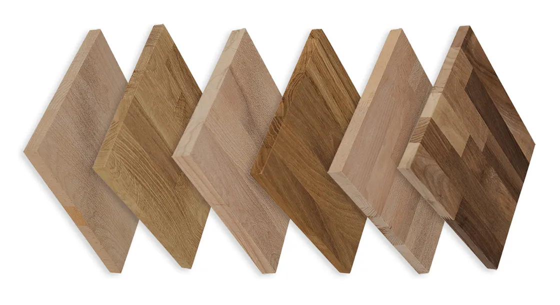 Muestras de paneles laminados masivos de diferentes tipos de madera