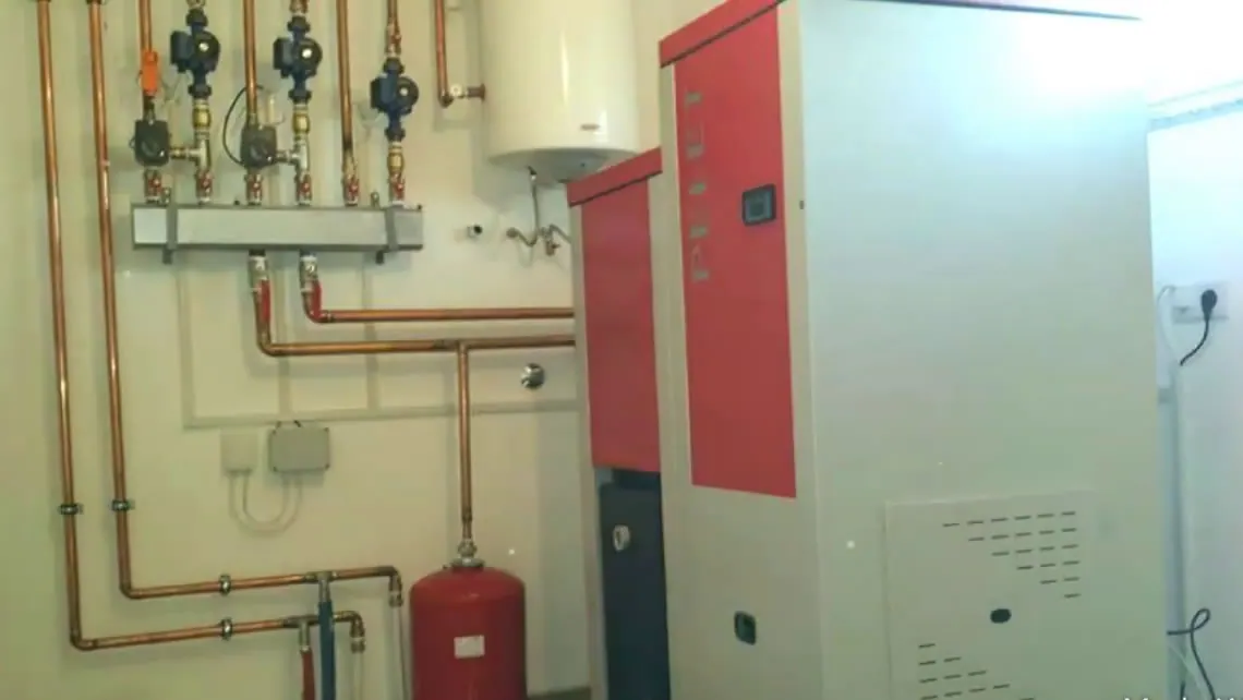 I-boiler, ithangi lokunweba namapayipi ethusi egumbini lokubhayela