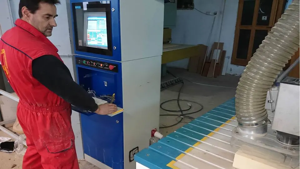 Die operateur stel die beginpunt van die CNC-masjien