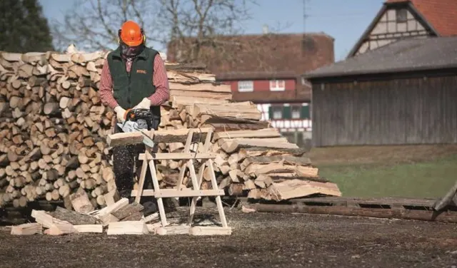 Madera aserrada apilada para secado natural