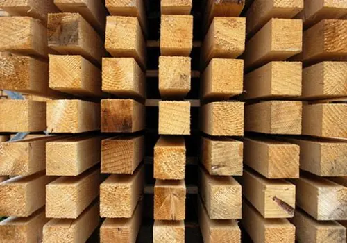 Madera aserrada apilada con espacios para el flujo de aire